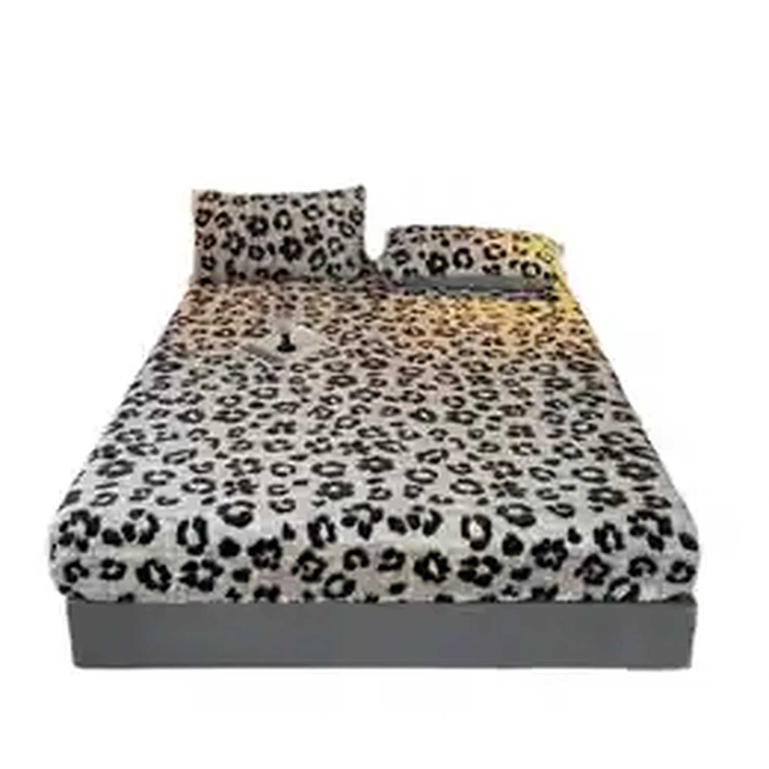 Reverse side and construction of the leopard print bed cover